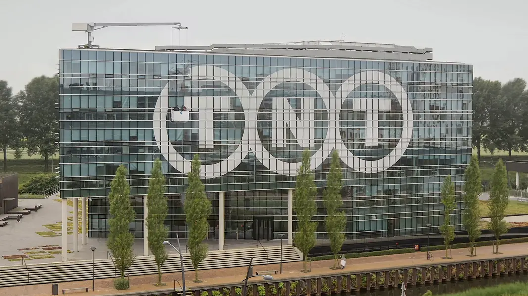 Bearbeitetes Bild aus derselben TNT-zu-FedEx-Zeitrafferaufnahme nach der Bildverbesserung