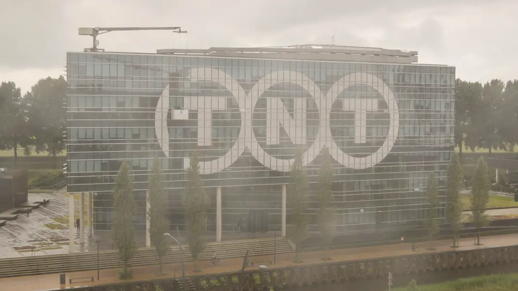Originalbild aus der TNT-zu-FedEx-Zeitrafferaufnahme bei nebligen und wechselnden Wetterbedingungen